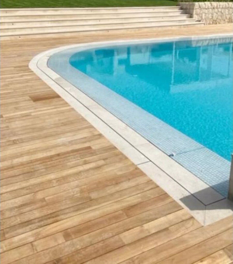 Pavimentazione in legno intorno a una piscina