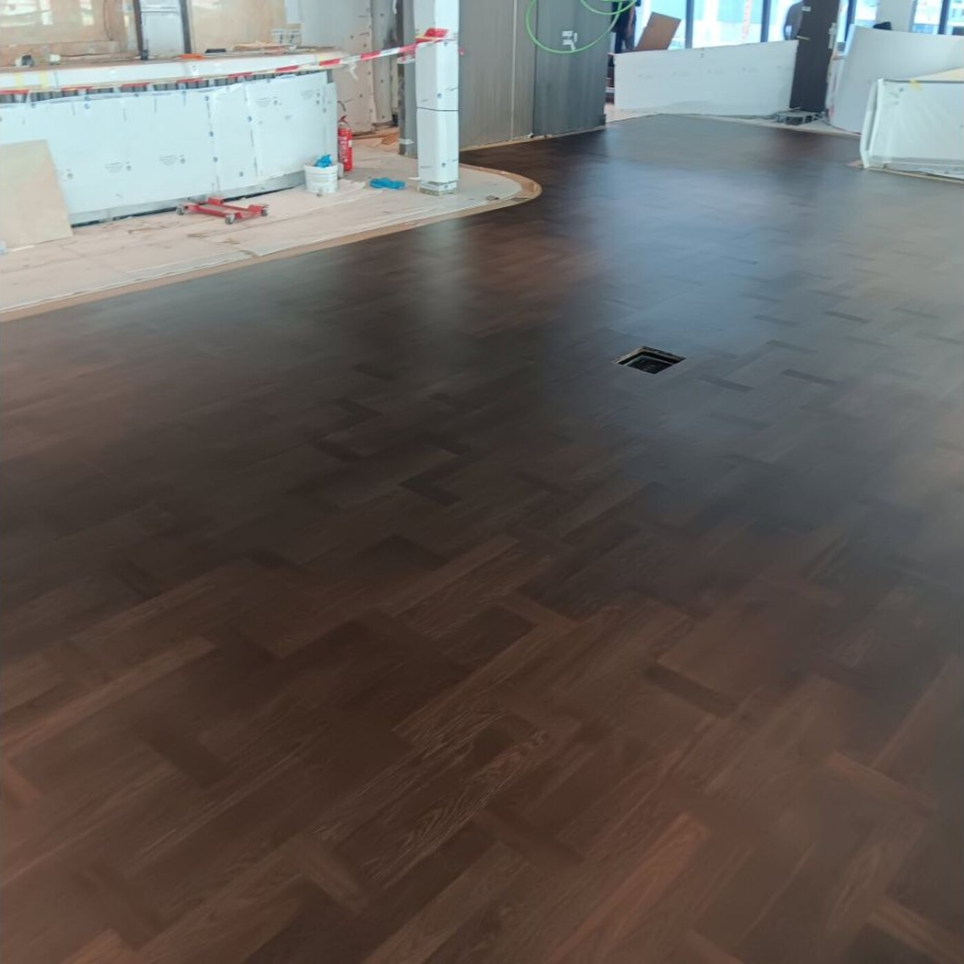Parquet scuro posato in un ampio spazio contract a Genova
