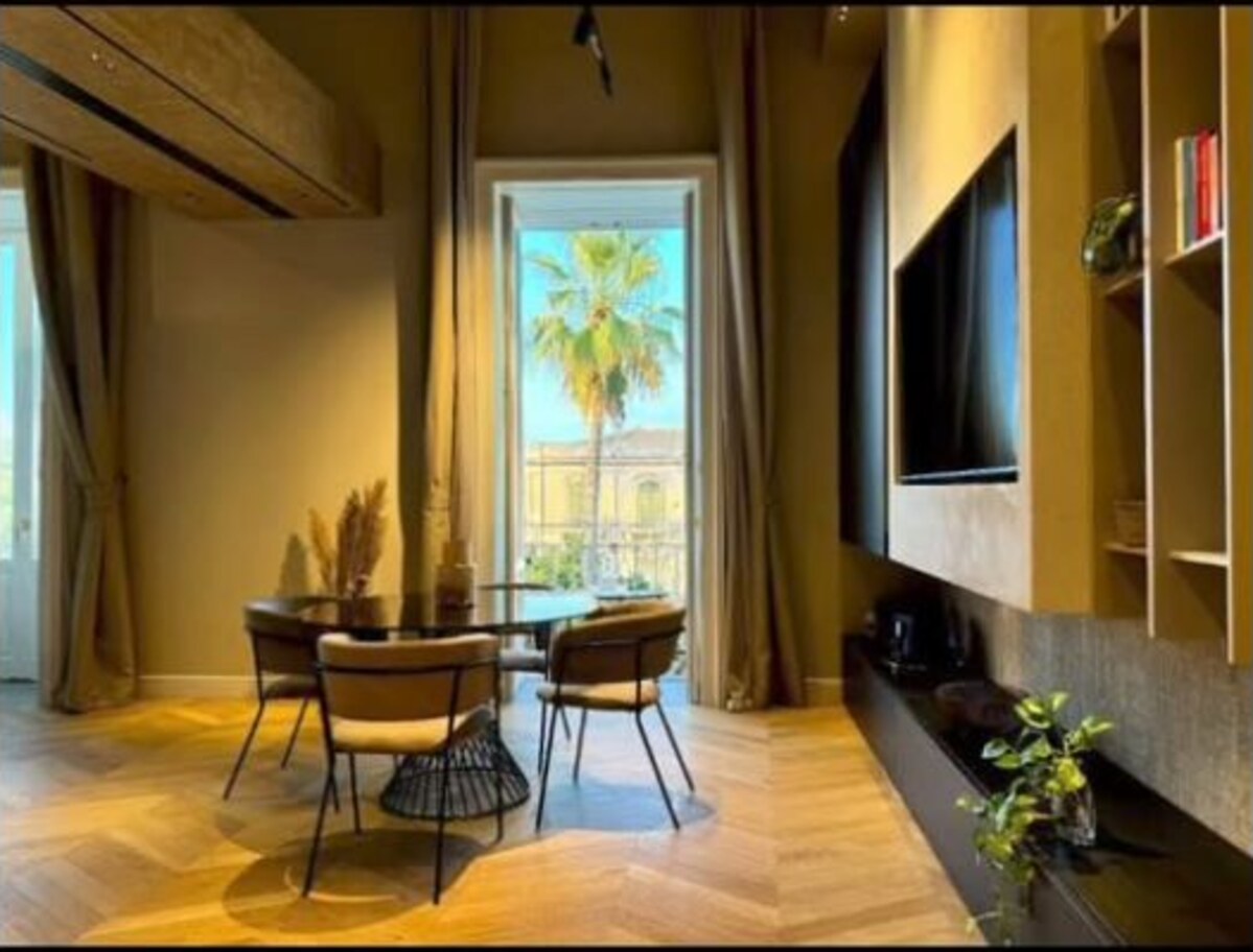Interno residenziale con parquet geometrico chiaro